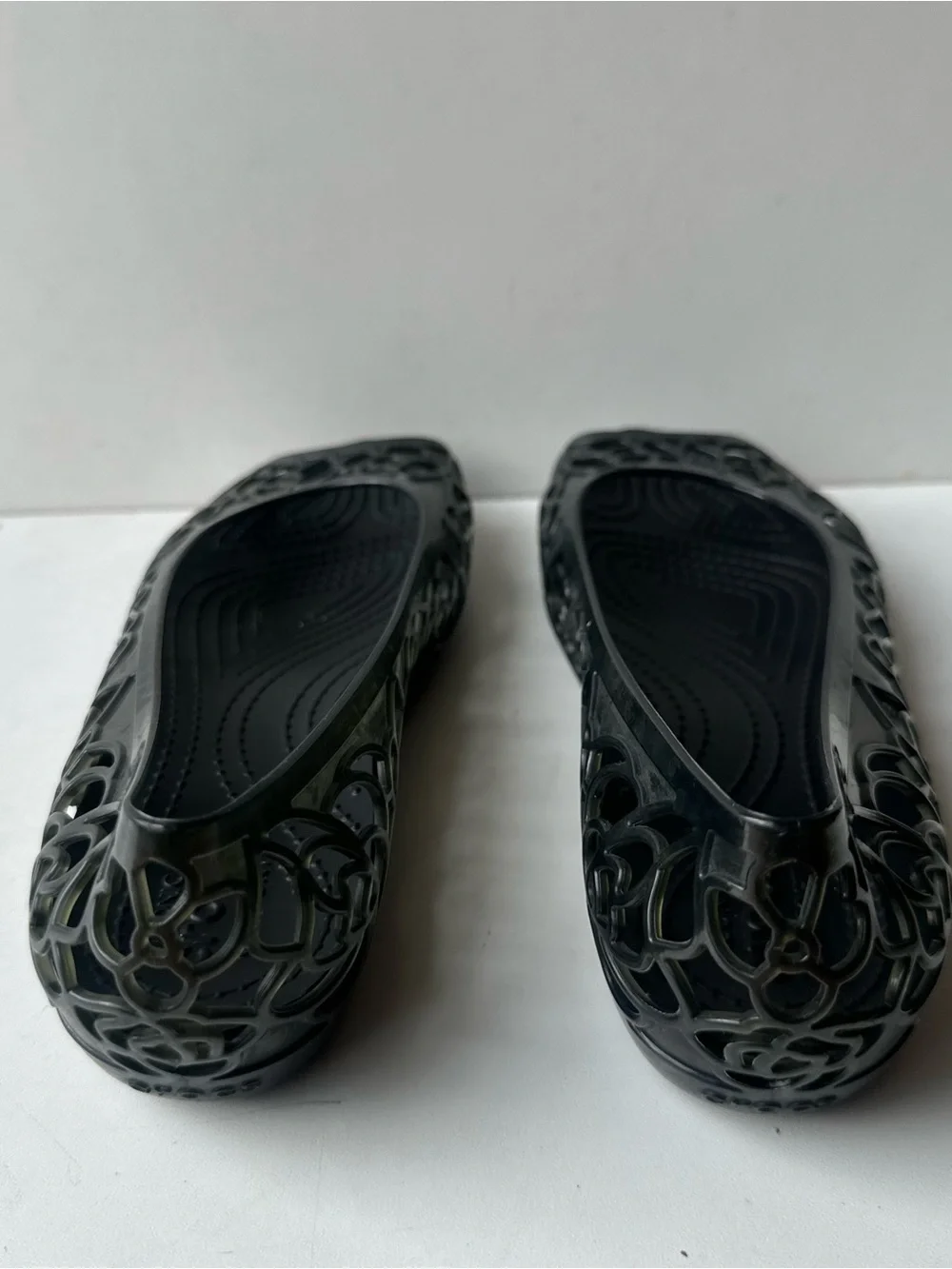 Crocs Women’s Black Floral Cutout Peep Toe Jelly Flats Comfort Shoes Size 7 W - Picture 7 of 10